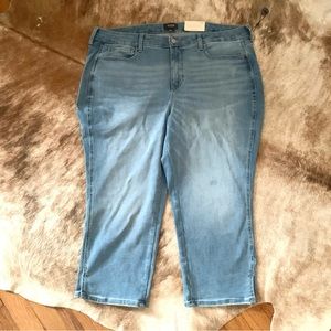 NEW NYDJ Lift X Tuck Technology Light Wash Cropped Jeans